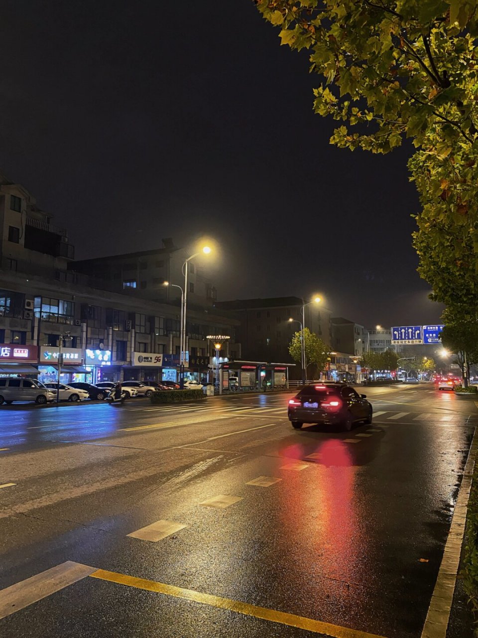 黑夜城市朋友圈发文图片素材  夜晚的城市,街道上灯火通明,车辆穿梭于
