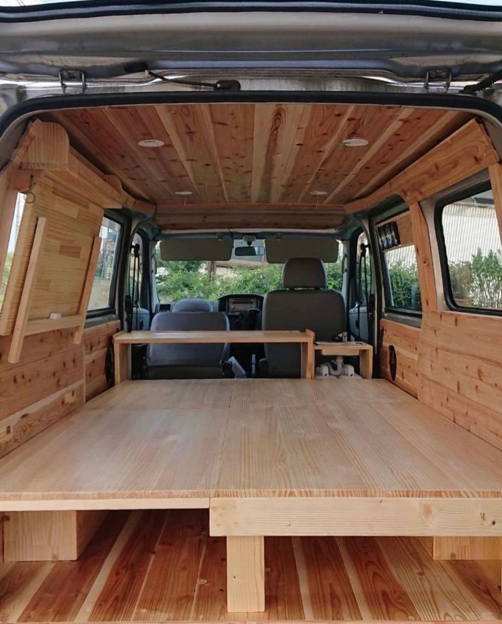 这是一款经过改装的面包车房车,内饰采用木质材料,舒适自然.