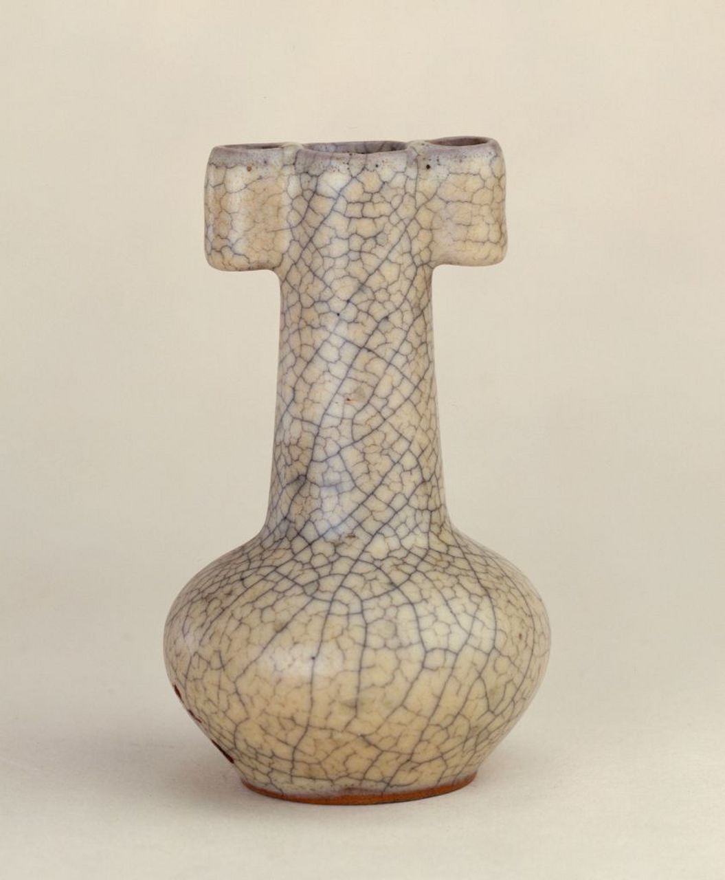 这是一组宋代的哥窑瓷器.