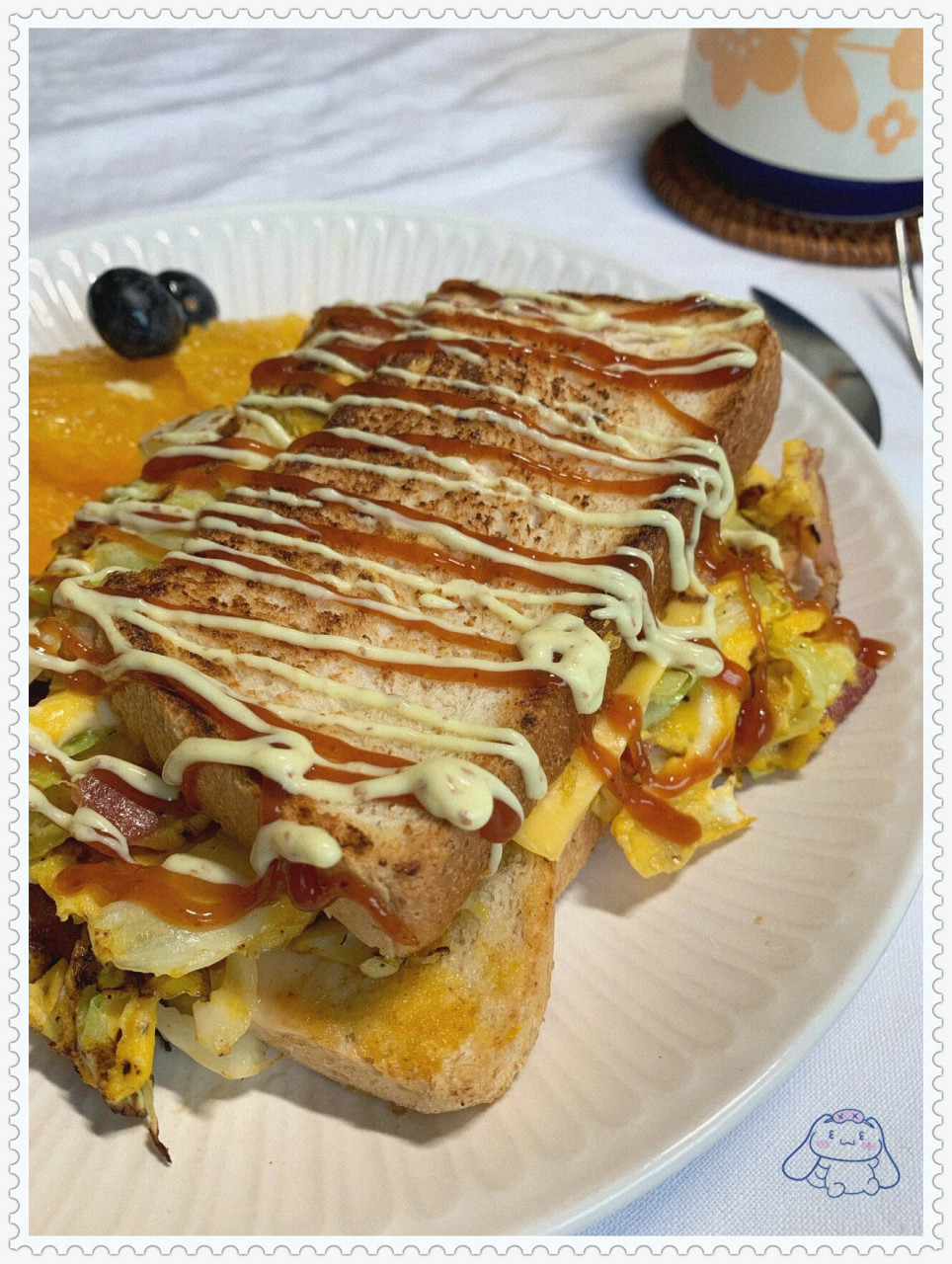 早上的菜单是包菜培根芝士三明治,甜橙蓝莓和一杯香浓的美式咖啡.