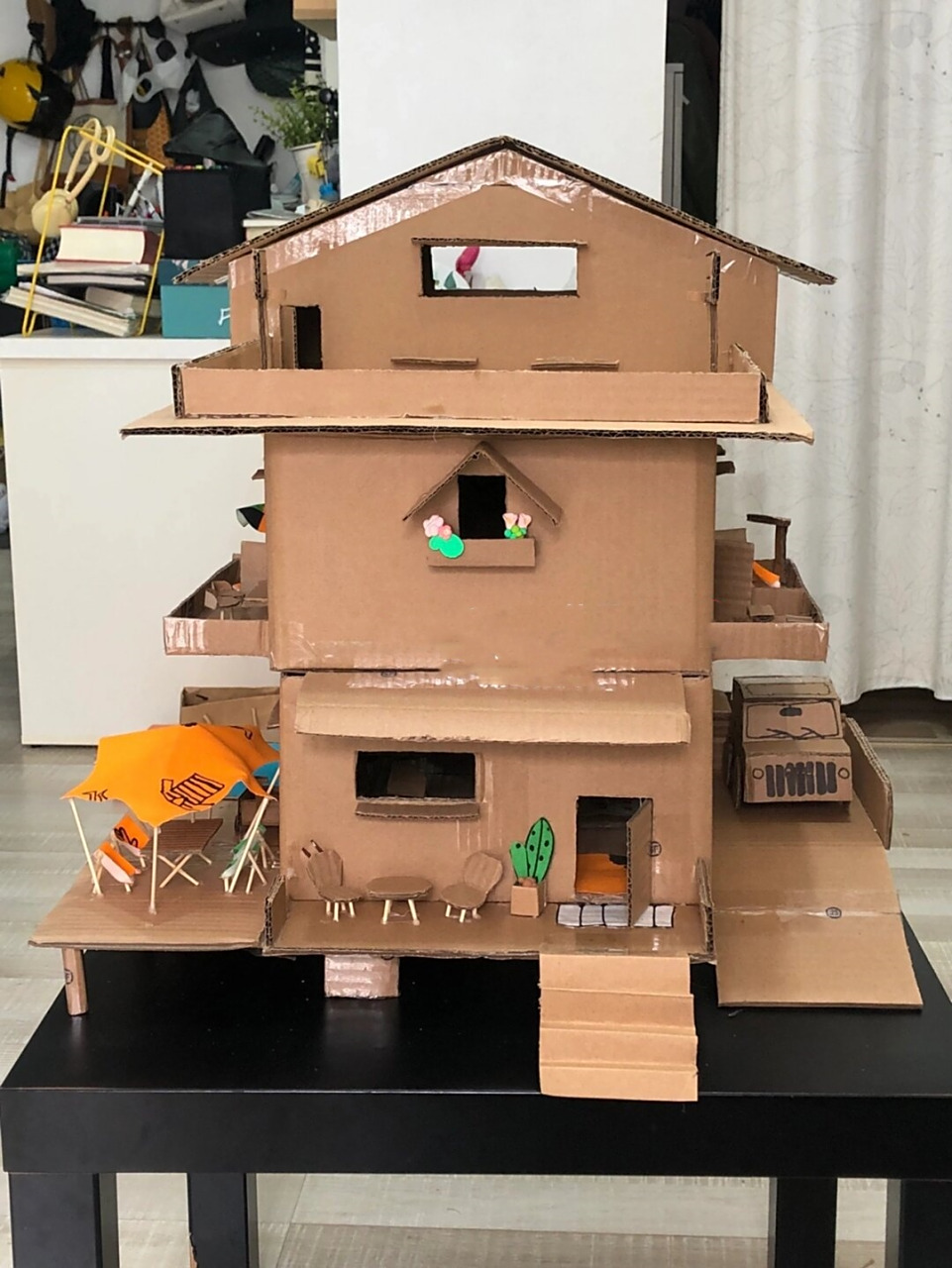 和孩子一起手工diy废纸箱制作小房子