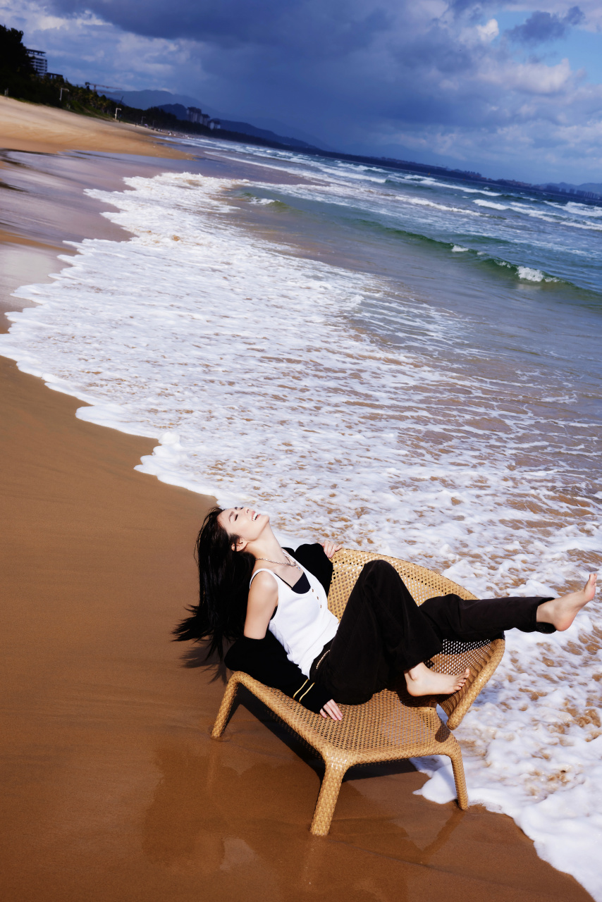 傅菁海边时尚写真[鲜花][鲜花]#气质美女# #气质美女