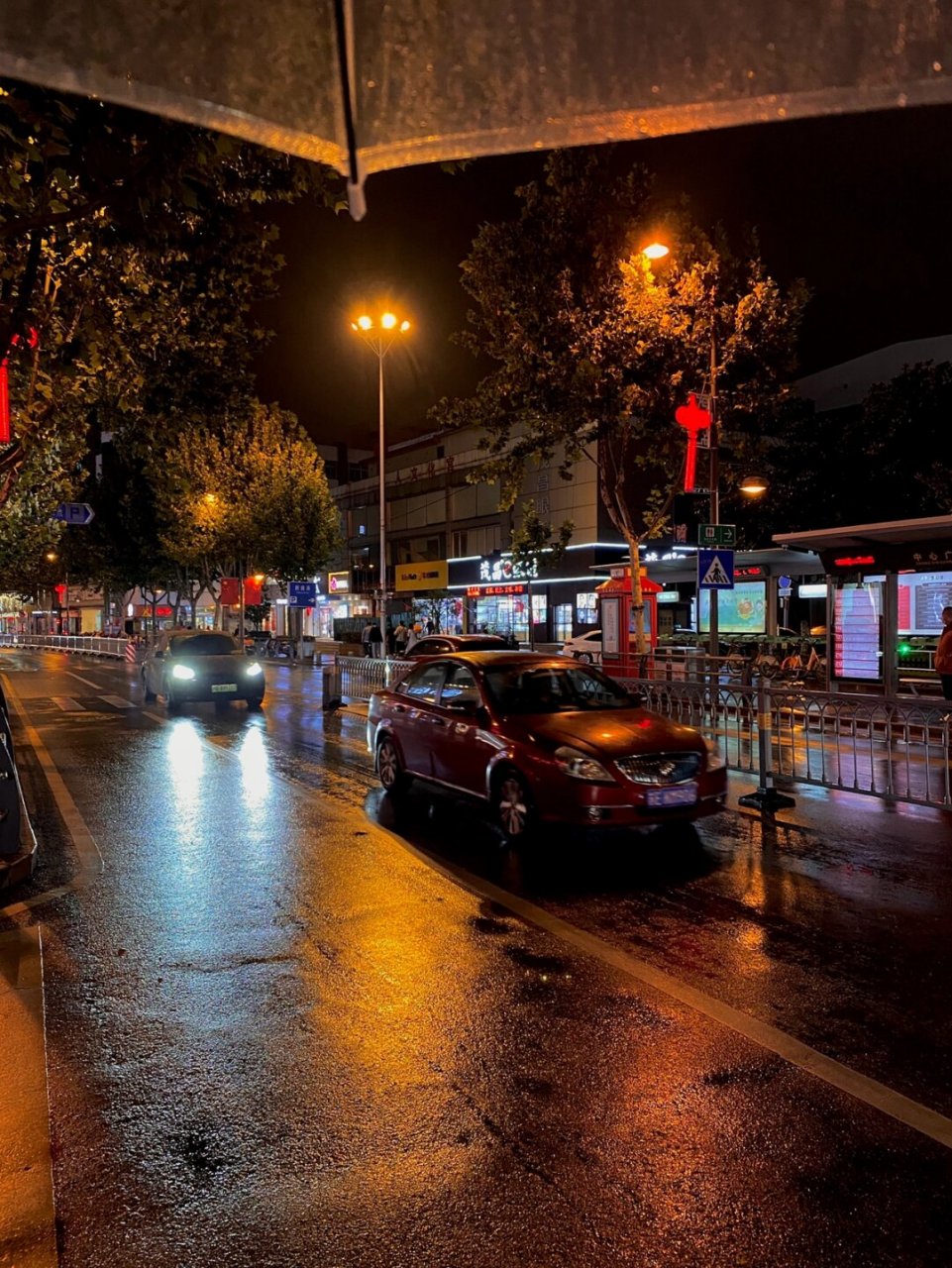 城市雨夜发文照片素材  街道上的车辆,在路灯的照射下,路面非常湿滑.