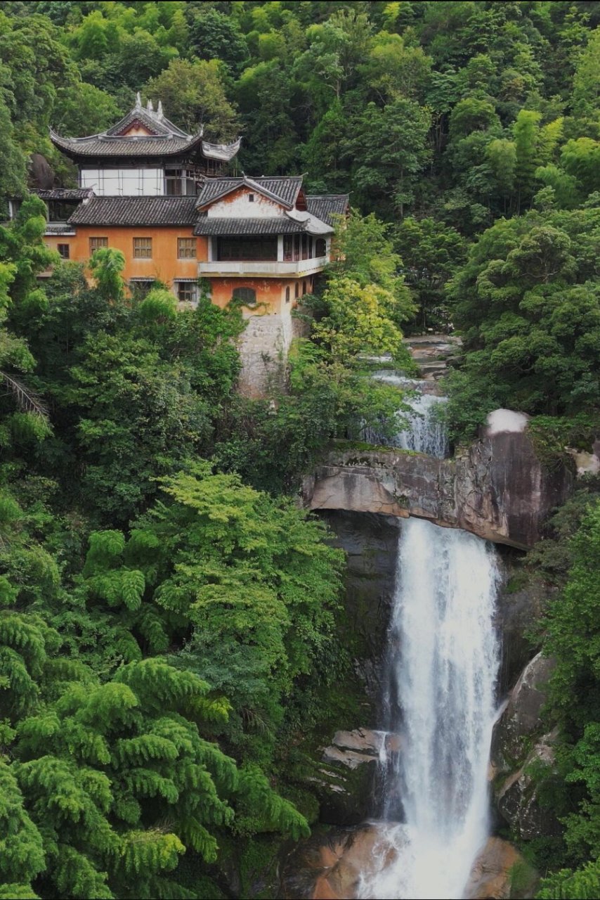 石梁飞瀑 在规划旅程的时候,我面临了在石梁飞瀑与天台山大瀑布之间