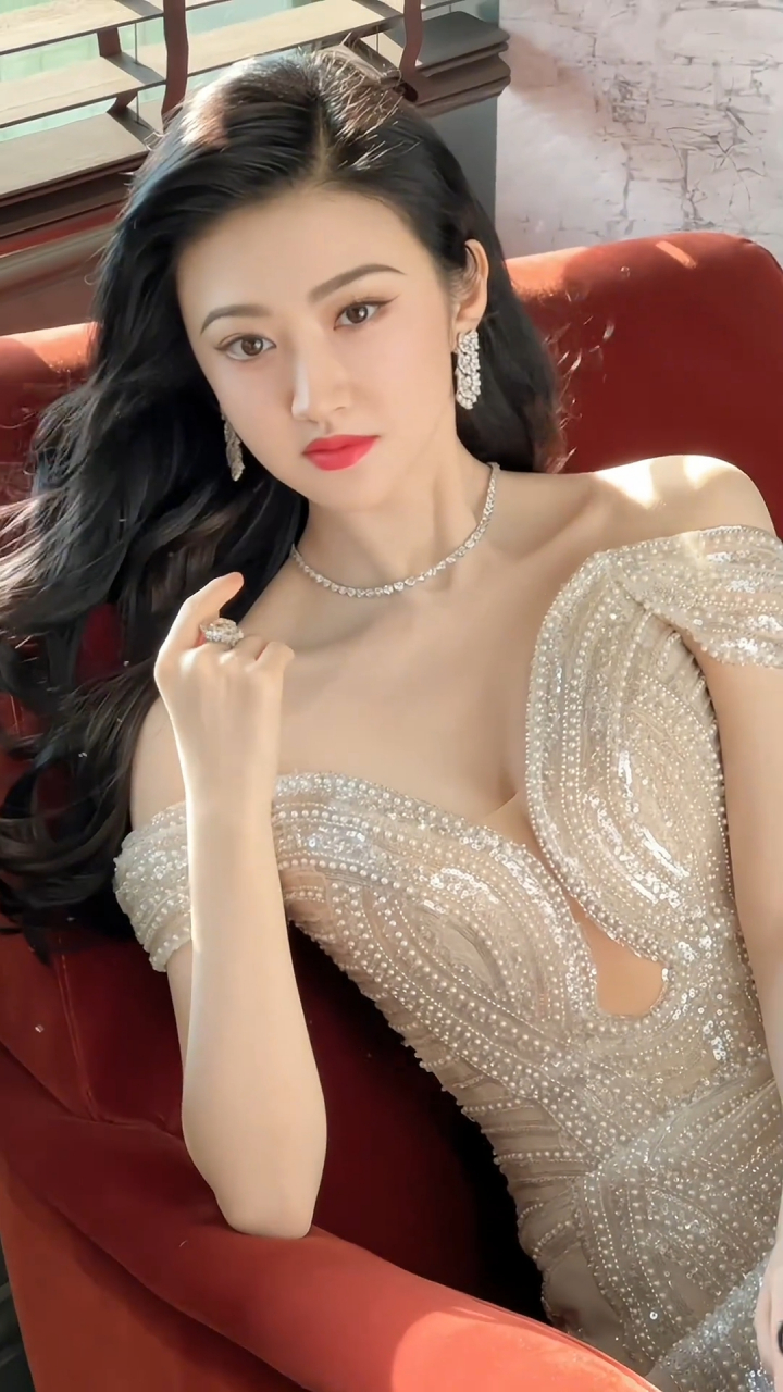 景甜身穿一字肩浅香槟色珠子亮片长裙,优雅高贵