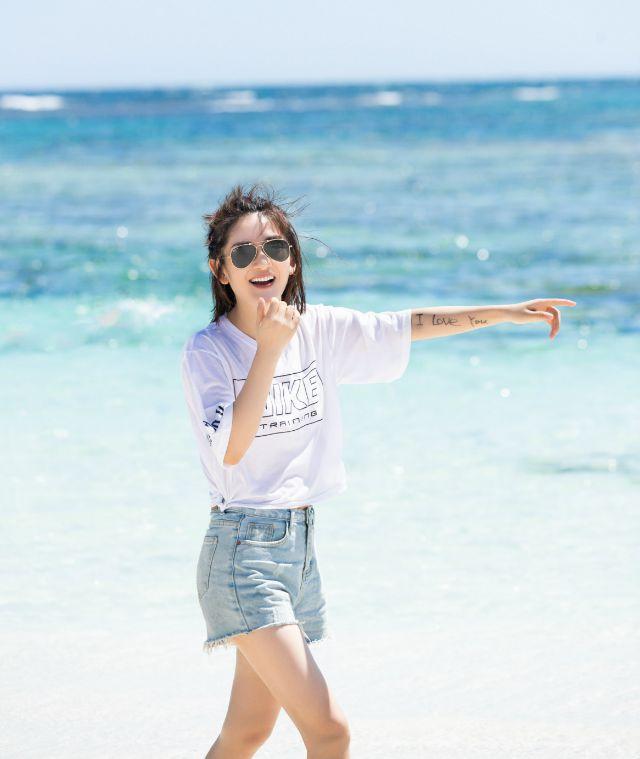 谢娜如何用牛仔短裤展现女神魅力?