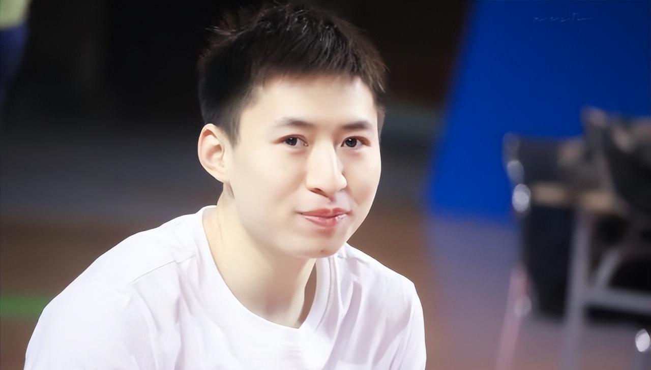 方博的故事:和陈梦从小相识,五年前是主力,直播事件后出国打球