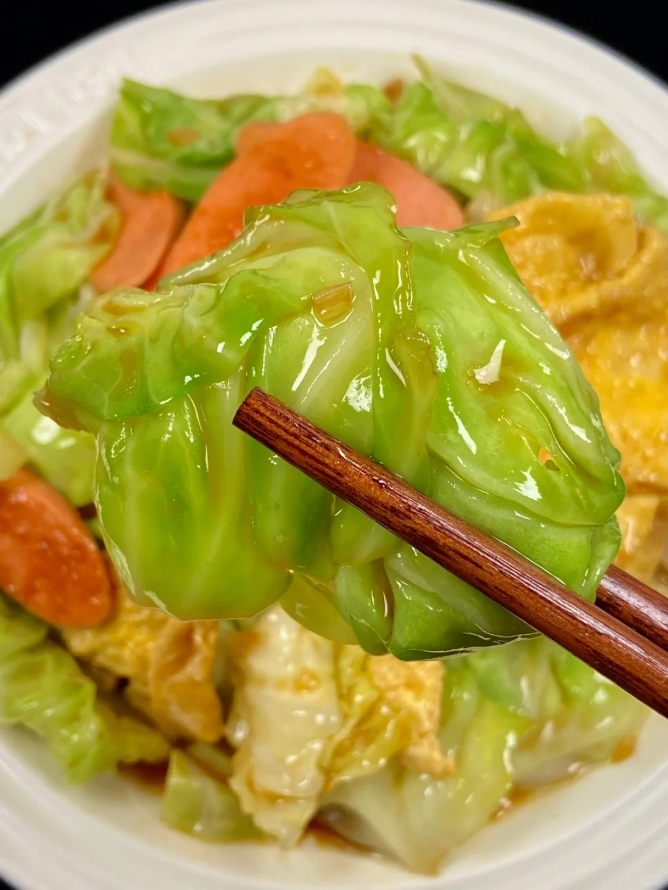 包菜炒鸡蛋火腿肠是一道色香味俱佳的美食,低热量,低脂肪,饱腹感极强