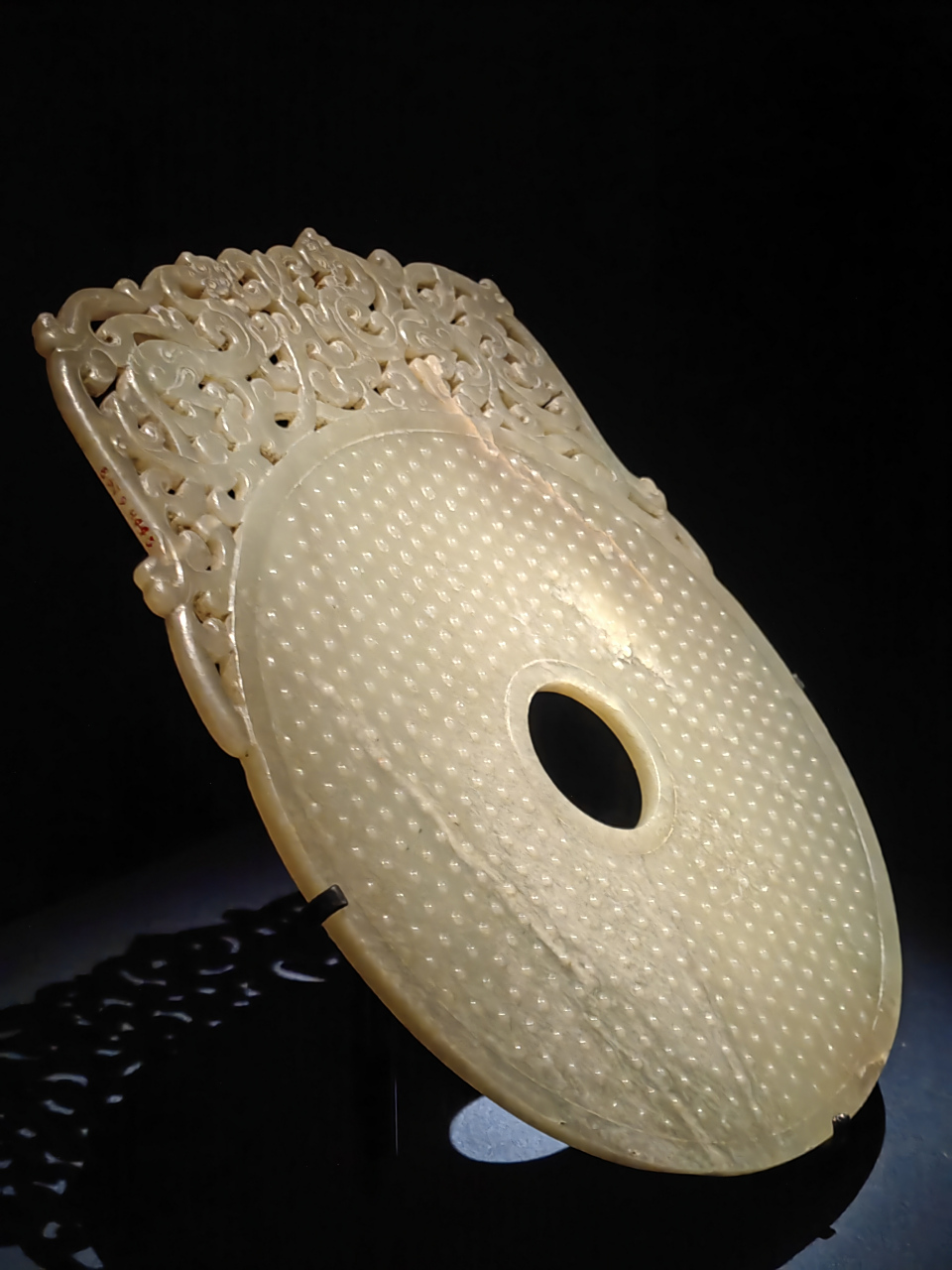 我格外喜欢这件来自东汉时期的出廓大玉璧,在南京博物院的时候,我反复