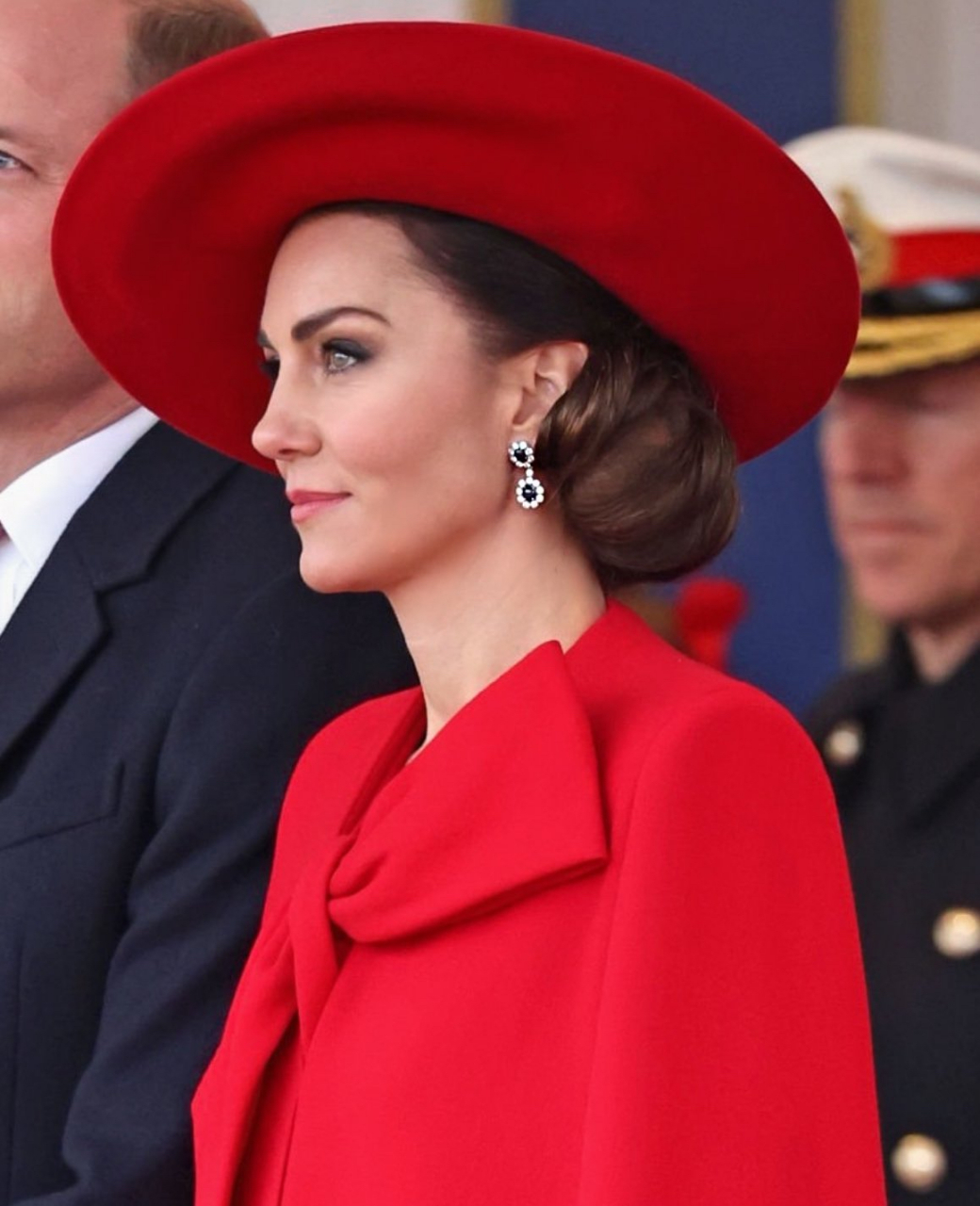 凯特王妃是真的喜欢这对蓝宝石耳环,梅根又要趴在地板上哭泣了[笑哭]