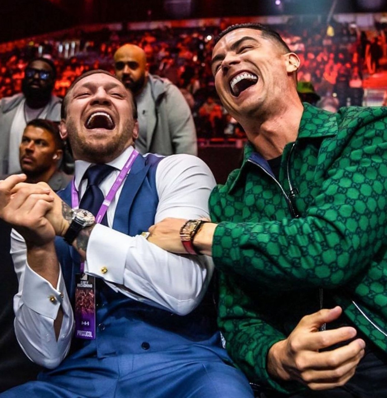 一起观看拳击赛时的照片,在照片中c罗和嘴炮康纳麦格雷戈开心大笑,c罗