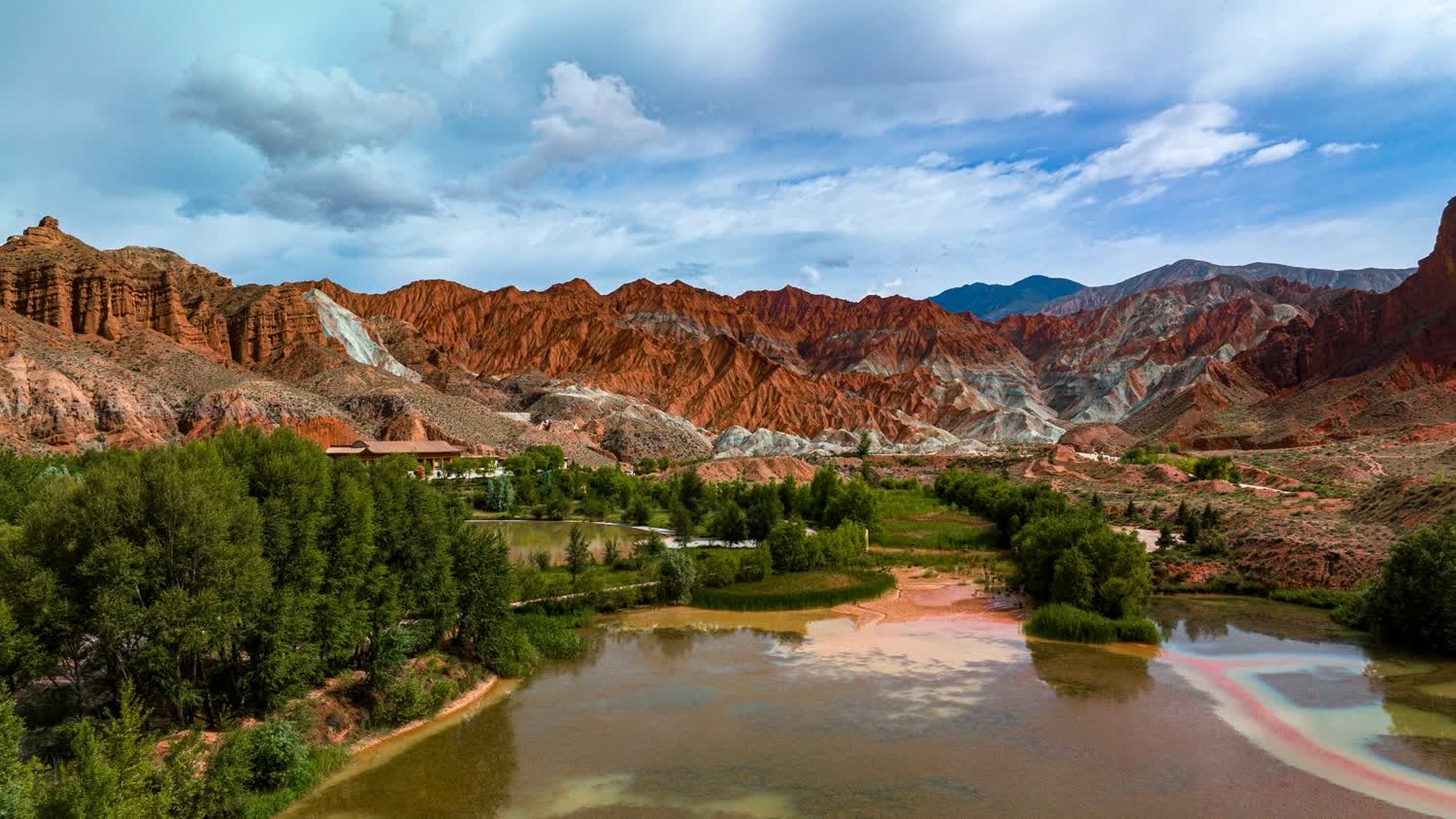 贵德国家地质公园位于青海省海南藏族自治州贵德县,公园的丹霞地貌是