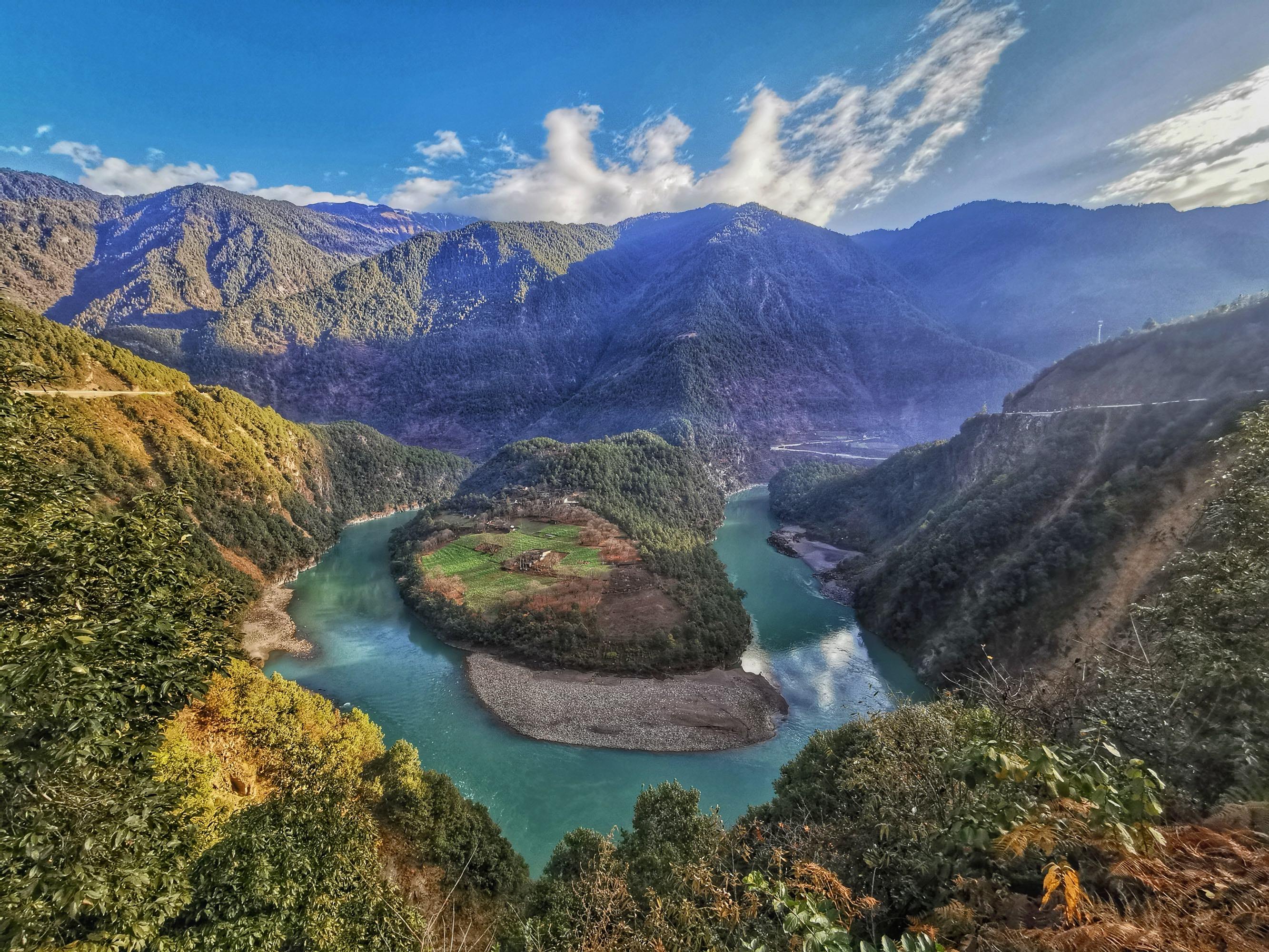 贡山县内有许多著名的旅游景点,其中以丙中洛风景区,独龙江,雾里村