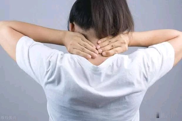 脖子后面有"富贵包",可不是真富贵!4个方法帮助消除