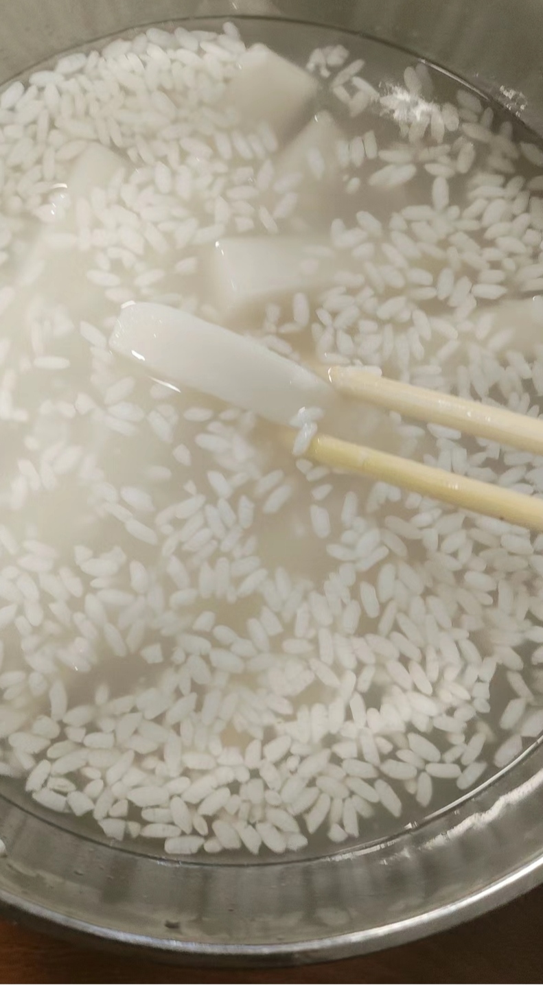 我就被甜酒饵块粑醉到了,现在头晕眼花的躺起了