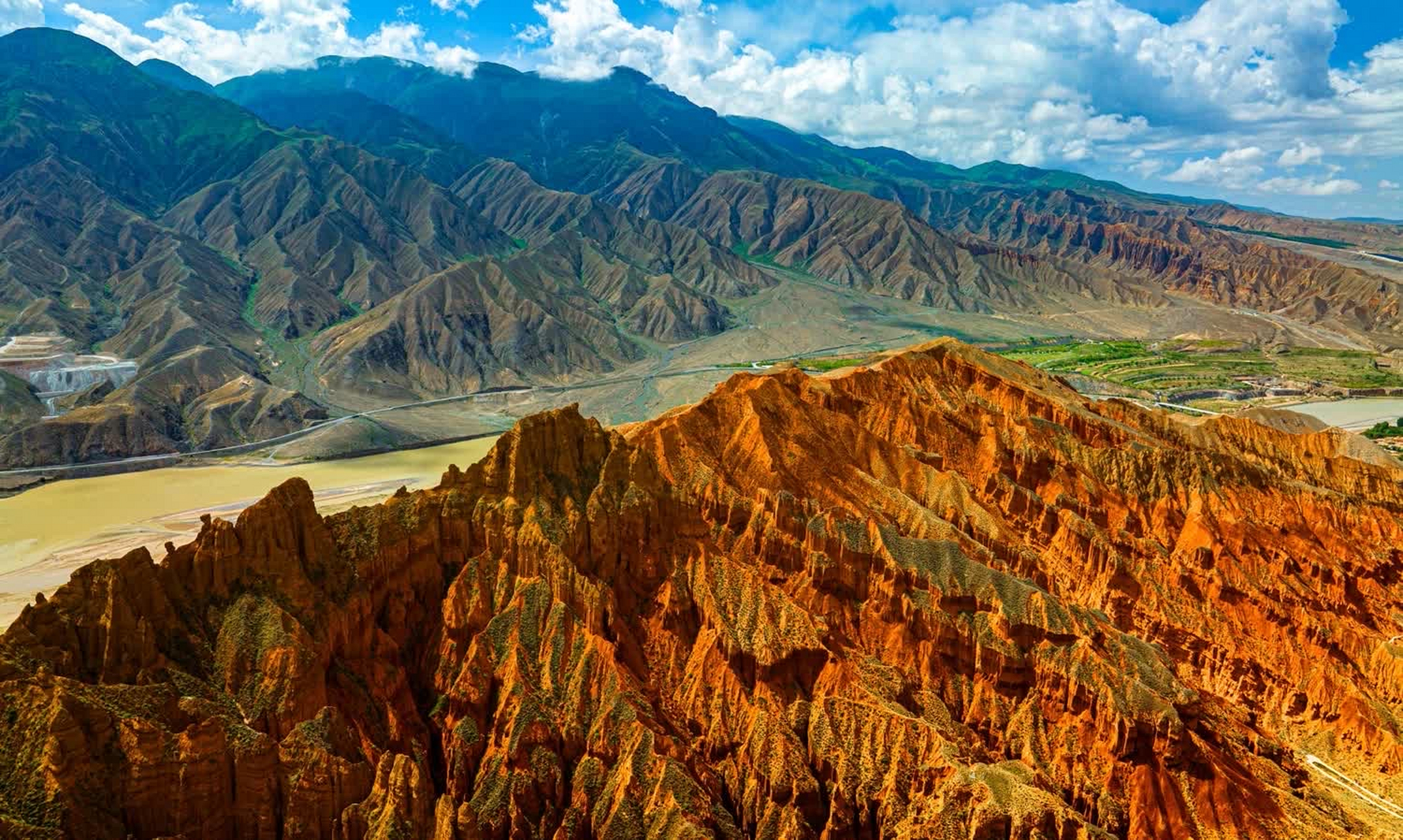 贵德国家地质公园位于青海省海南藏族自治州贵德县,公园的丹霞地貌是