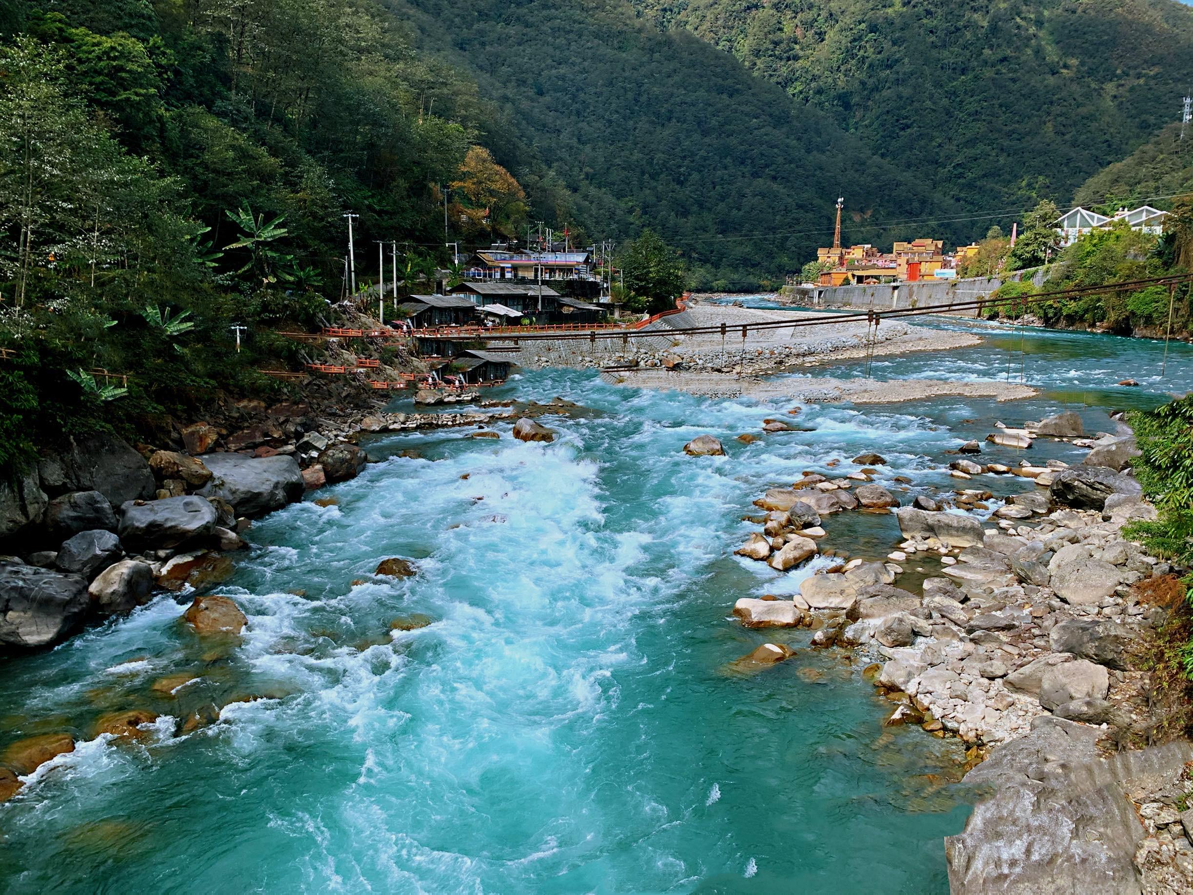 贡山县内有许多著名的旅游景点,其中以丙中洛风景区,独龙江,雾里村
