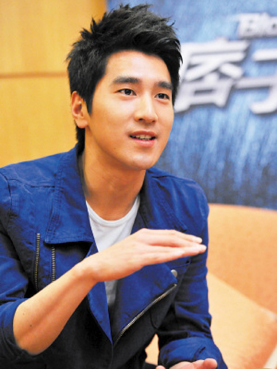 赵又廷拉起高圆圆手臂共同迎接宝宝 高圆圆与赵又廷夫妇在公园温馨接