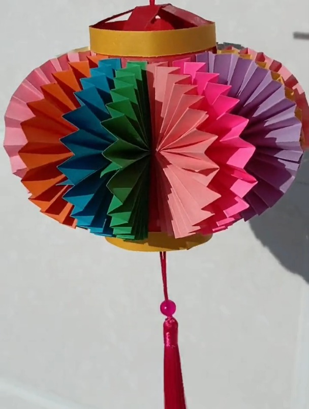 用彩色纸折简单又好看的元旦灯笼