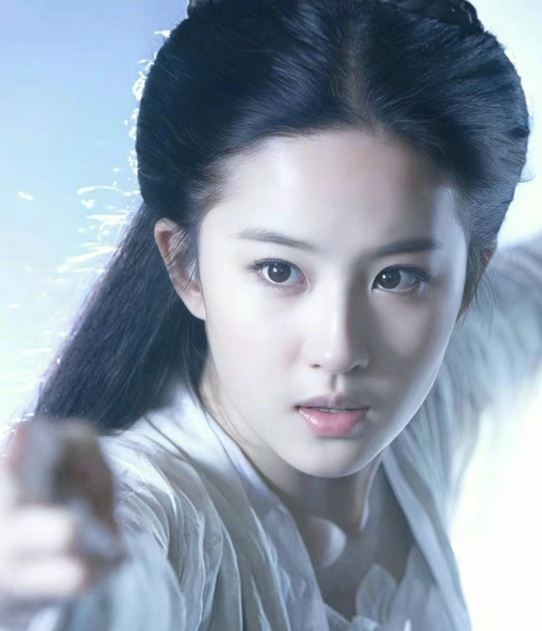 陈都灵和刘亦菲的气质还是很像的,都属于是清纯风格的美女.