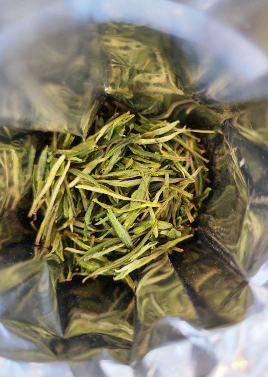 桐城小花茶的茶汤带有一丝丝兰花的香味,给人一种跃于舌尖的快感.