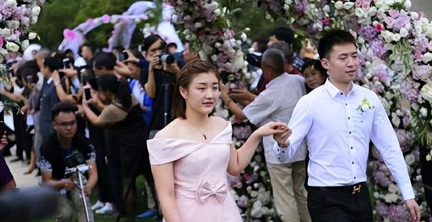 方博的故事:和陈梦从小相识,五年前是主力,直播风波后出国打球