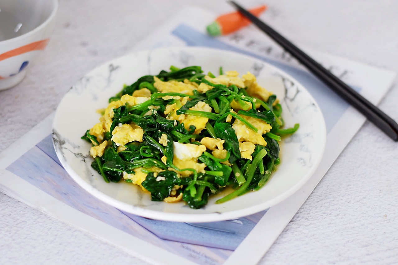 香滑可口,翠绿鲜艳,鸡蛋炒菠菜,让你停不住筷子的惊艳滋味!