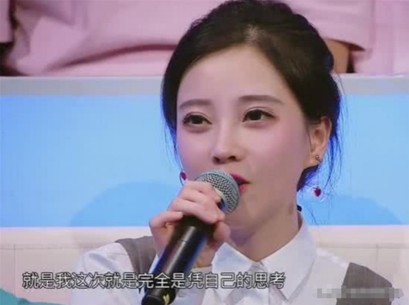 一次节目,当周传雄唱完《黄昏》后,作为嘉宾的冯提莫点评说"小刚唱歌