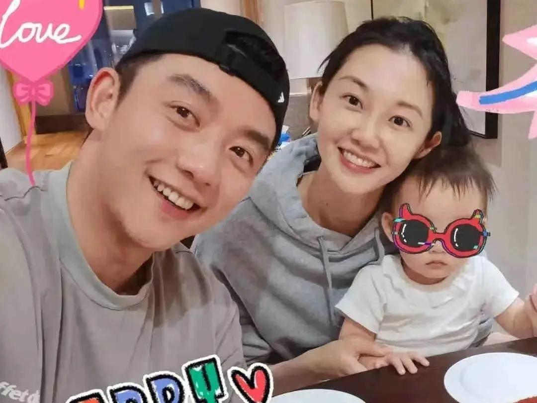 在跑男节目中,郑恺凭借着其帅气的外形和猎豹般的速度,而获得了观众