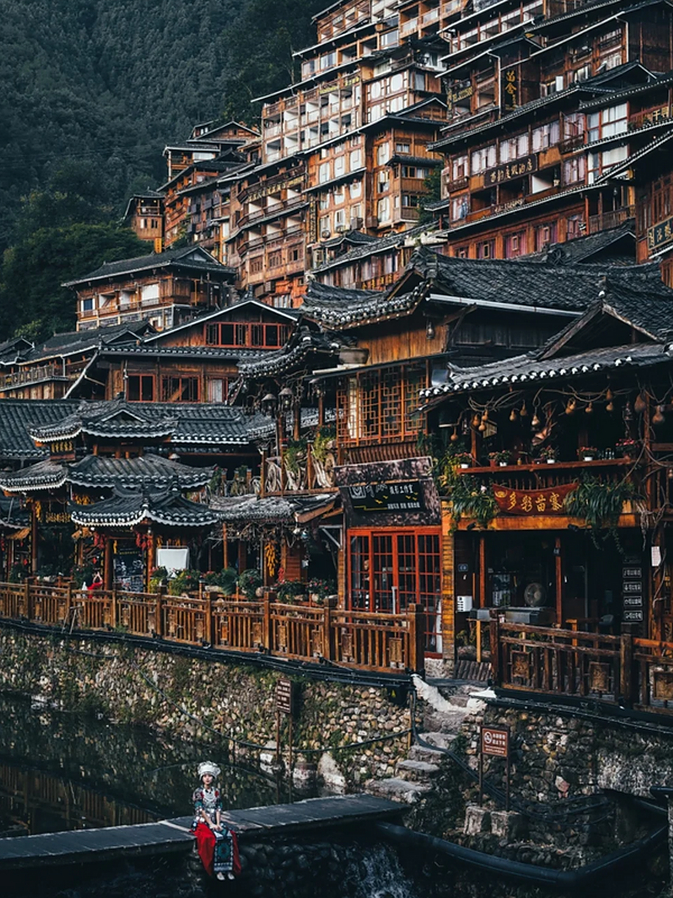 西江千户苗寨:探秘苗族文化,领略吊脚楼风情  位于贵州省黔东南苗族