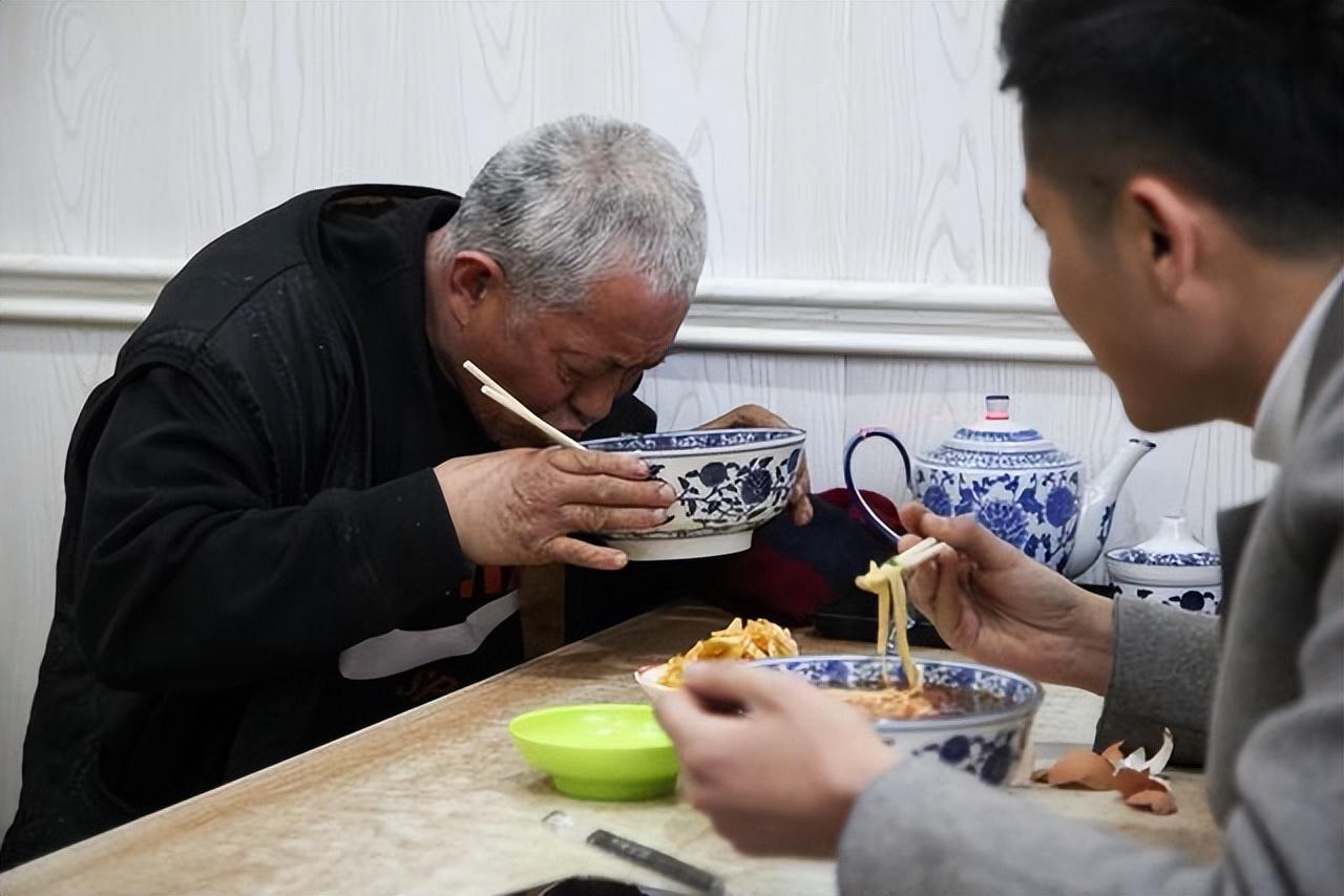 山东小伙酷似靳东连续4个月请5岁老人吃面吃出忘年交
