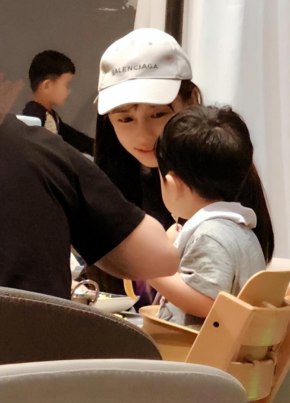 杨颖如同"团宠"般的存在,而她玩起游戏来不顾自己形象,妥妥的"女汉子"