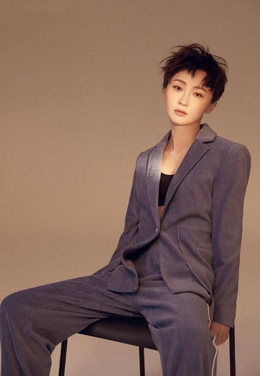 姚笛近期剪短发穿西装大走中性风,与马伊琍的穿搭越来越接近.