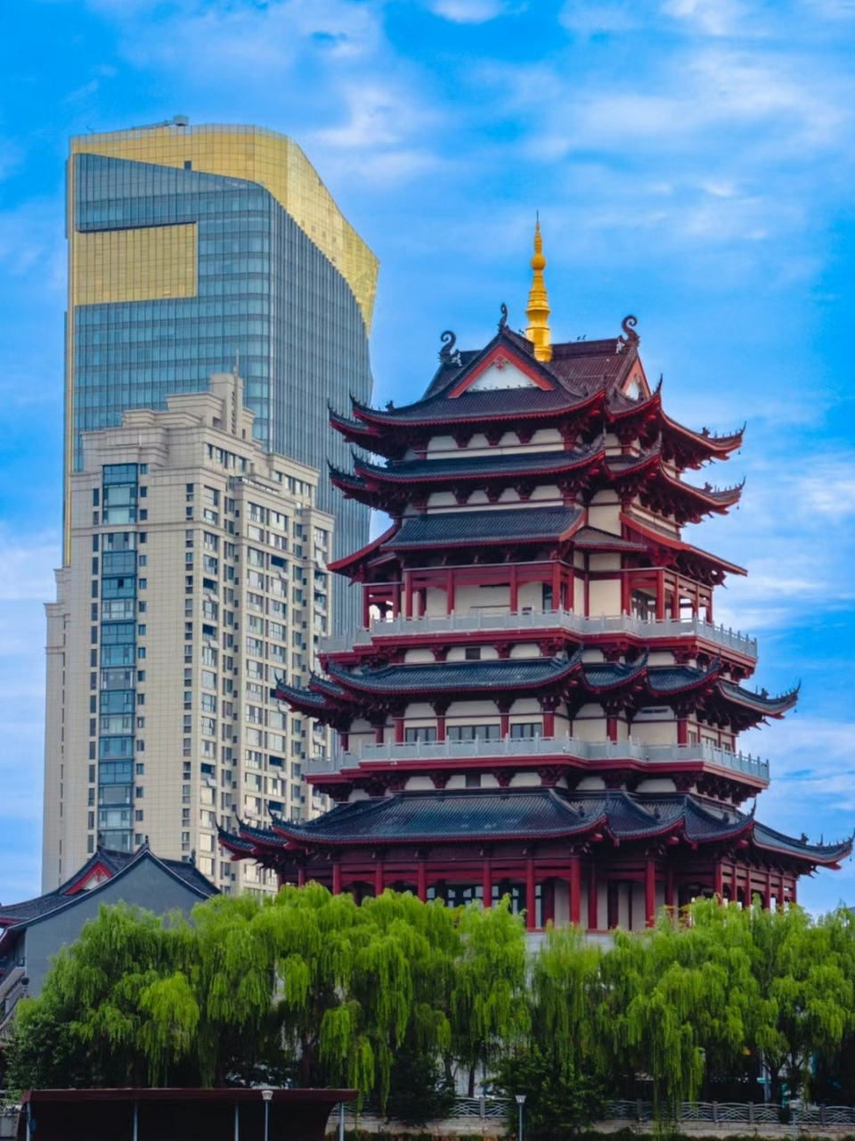 盐城的城建放在全国都是相当的炸裂,作为江苏面积最大,省内gdp第七的
