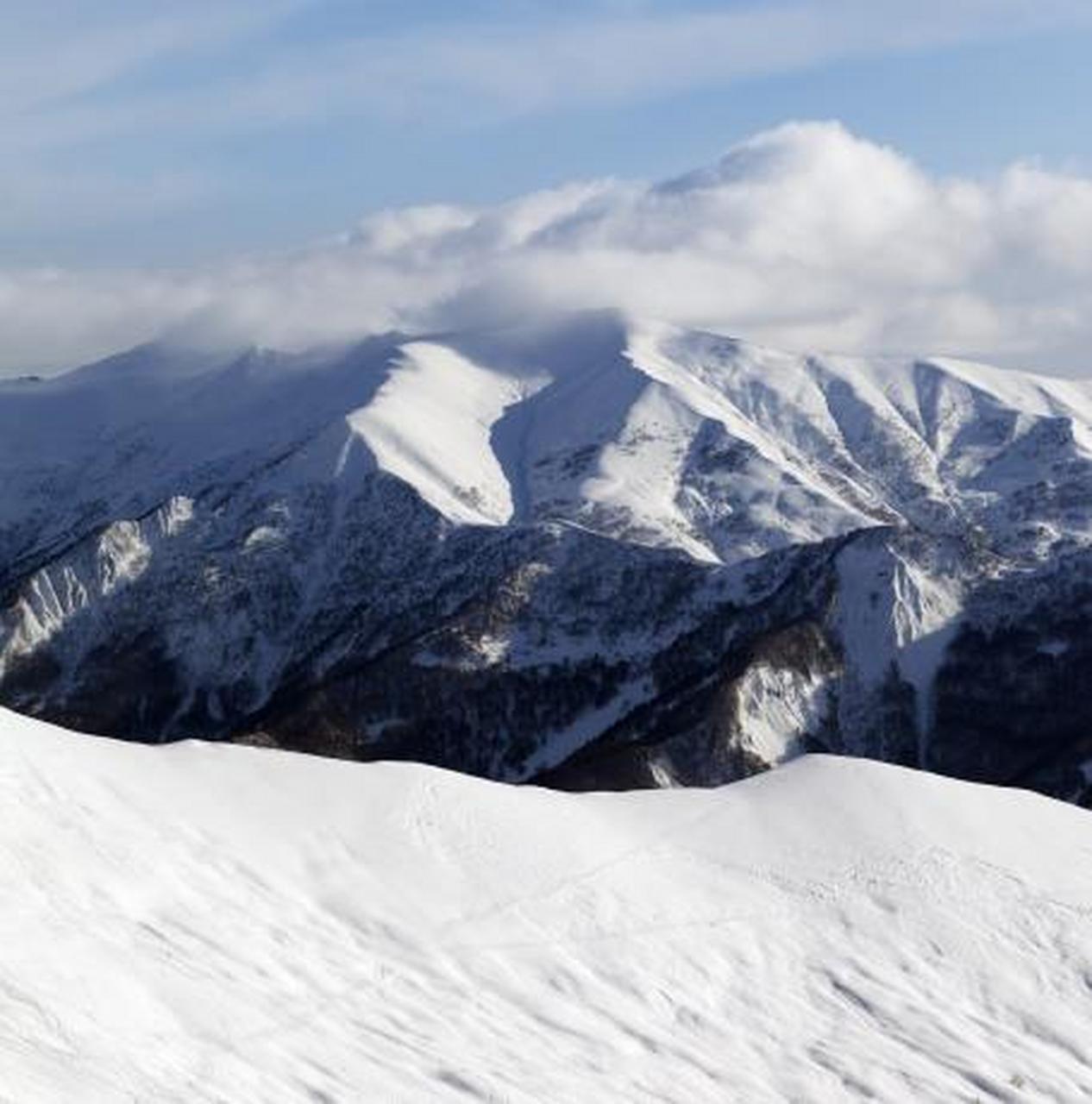 冬季的雪山远景,是一幅壮丽而神秘的画卷,令人心驰神往.
