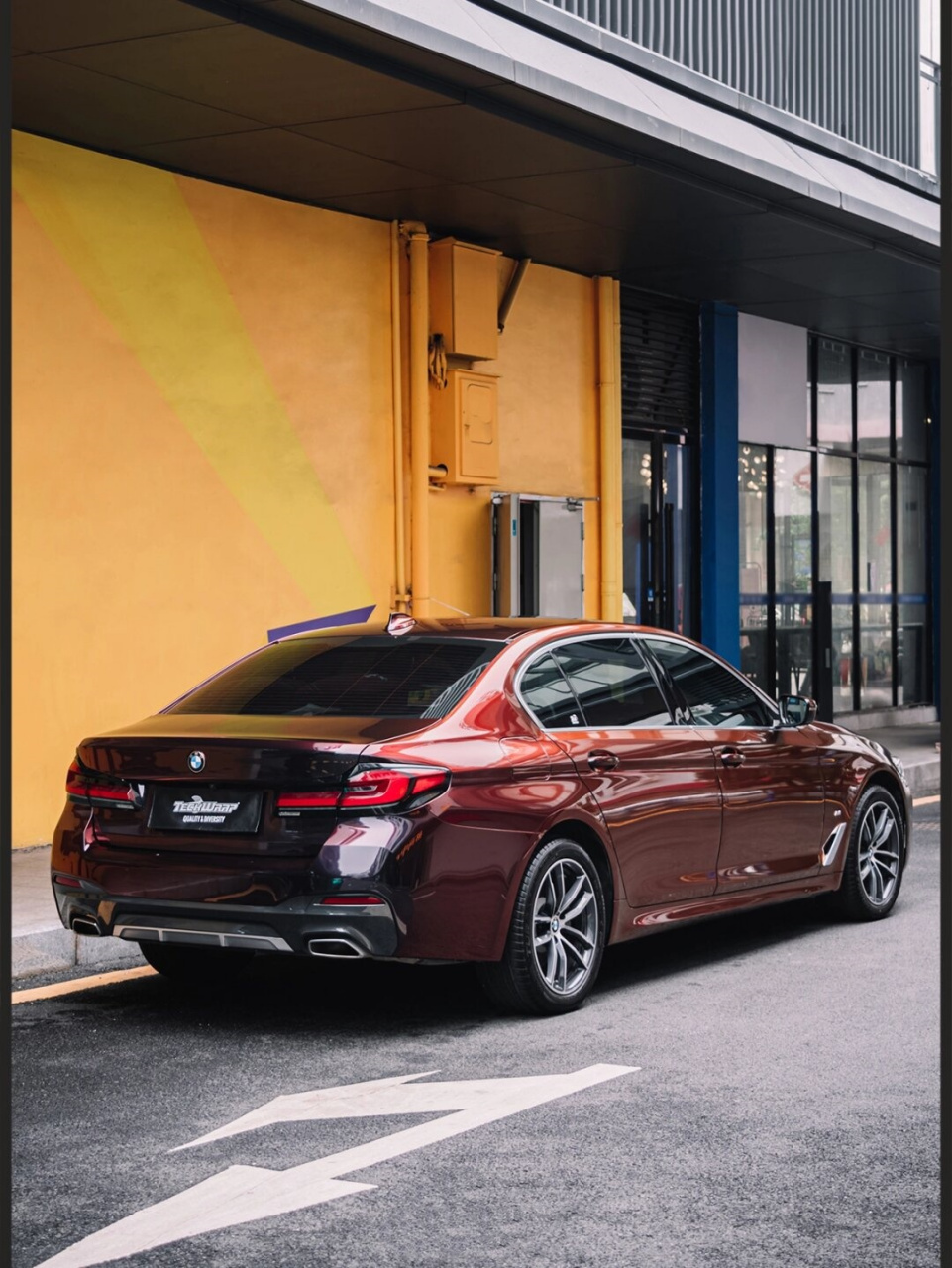 宝马5系丨看一眼就沦陷的黑红渐变色  宝马5系这辆车,最近被改装成了