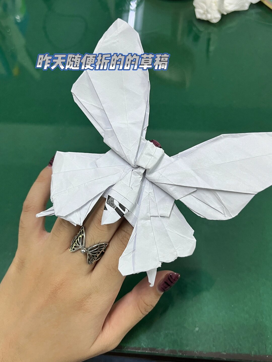 折纸蝴蝶是一种富有创意和趣味性的手工艺品,通过折叠纸张