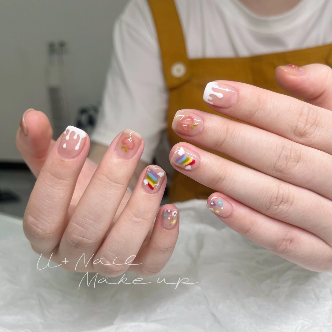 每个指甲上都有不同的彩虹色块,仿佛把彩虹都装进了手心里.