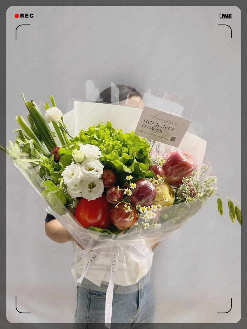 生菜花束  生菜寓意着生财,火龙果象征着红红火火 苹果代表着平平安安