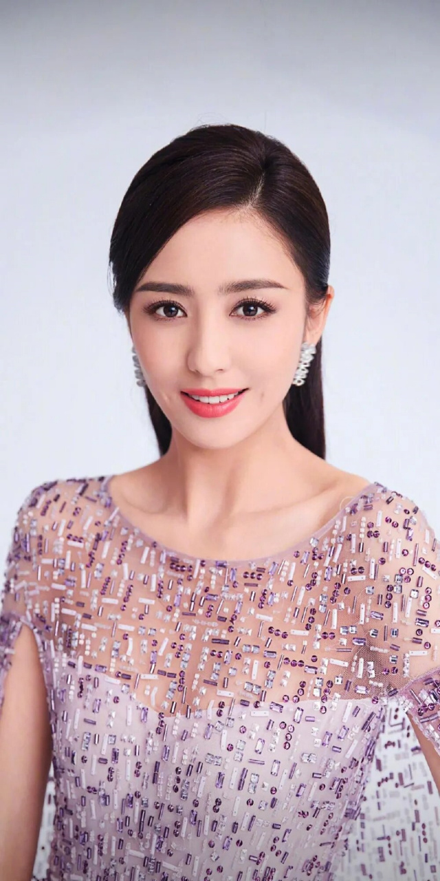 白到发光的姐姐    佟丽娅,1983年出生于新疆维吾尔自治区的一个艺术