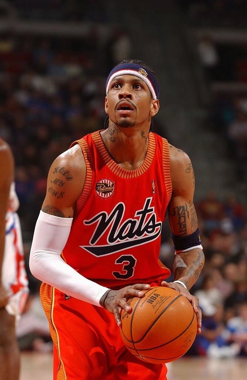 阿伦·艾弗森,身披锡拉丘兹民族队的红色复古球衣(也就是76人队的