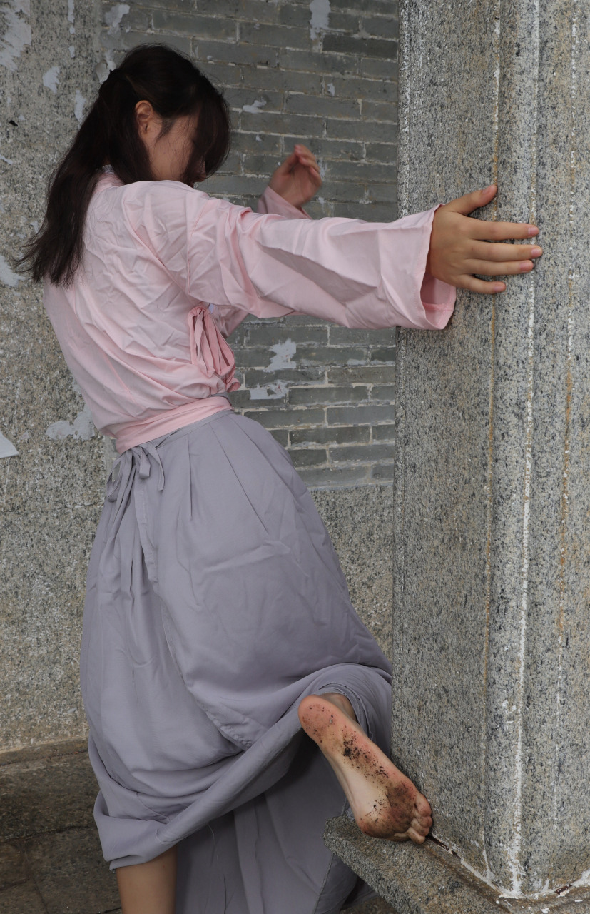 小淇穿上汉服赤脚游玩古镇