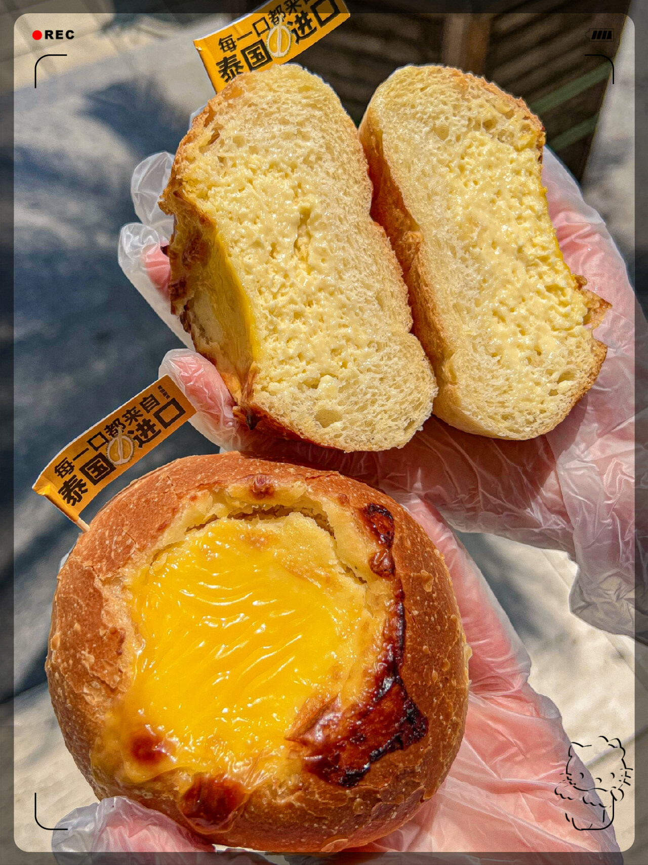 那个外皮酥脆的榴莲包,一咬下去就是爆浆的口感,简直让人欲罢不能