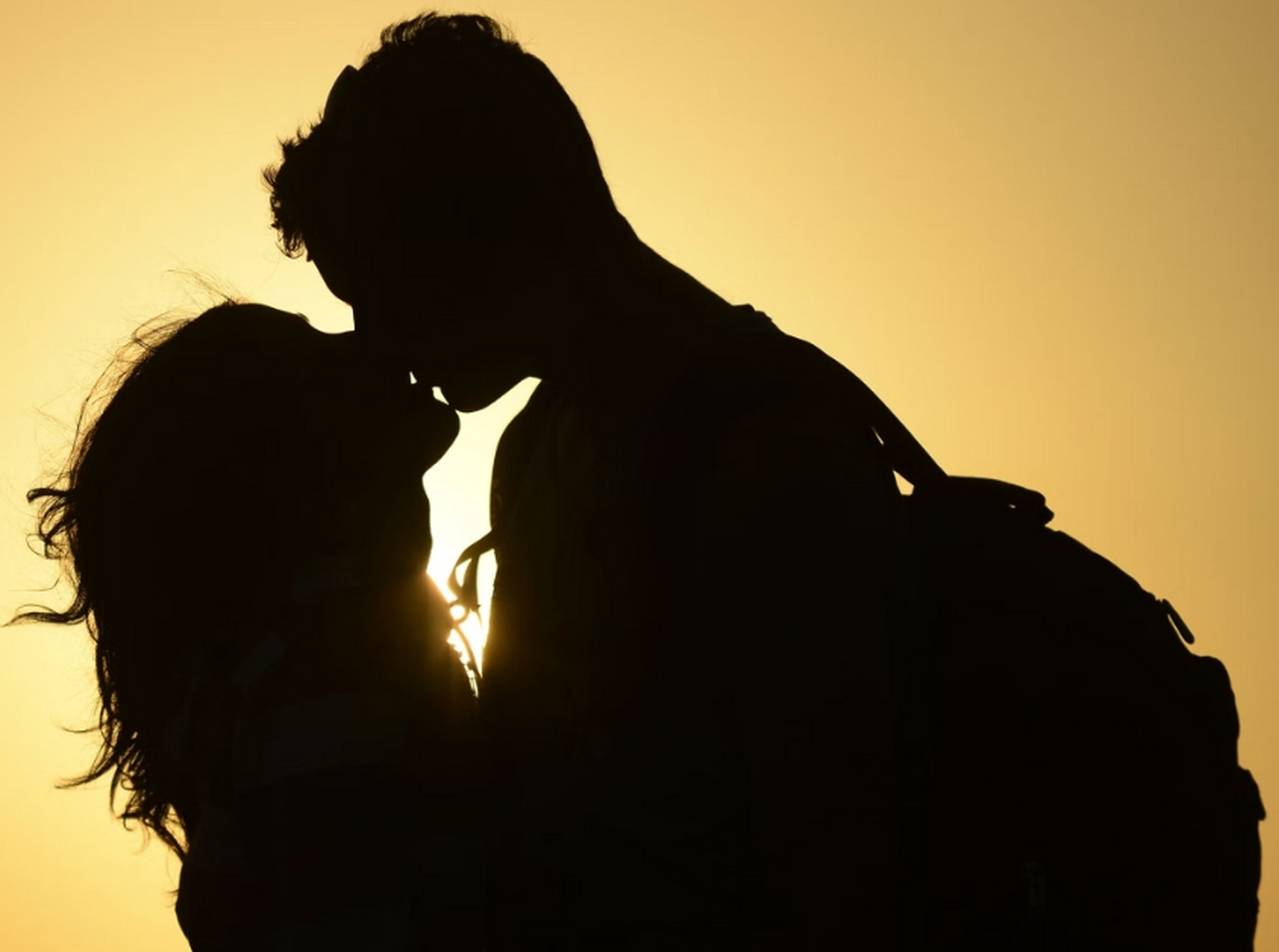 关于尖锐湿疣患者能不能拥抱和接吻的问题,咱们可以这样理解——拥抱