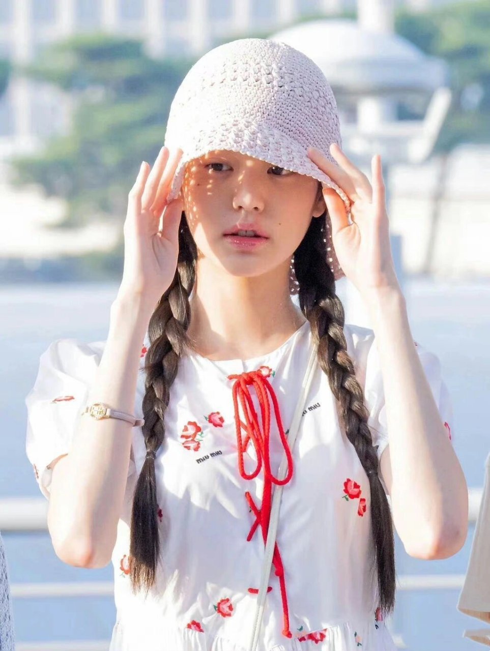 张元英机场双马尾碎花裙造型,素颜小圆简直就是小朋友,这裙子给我穿