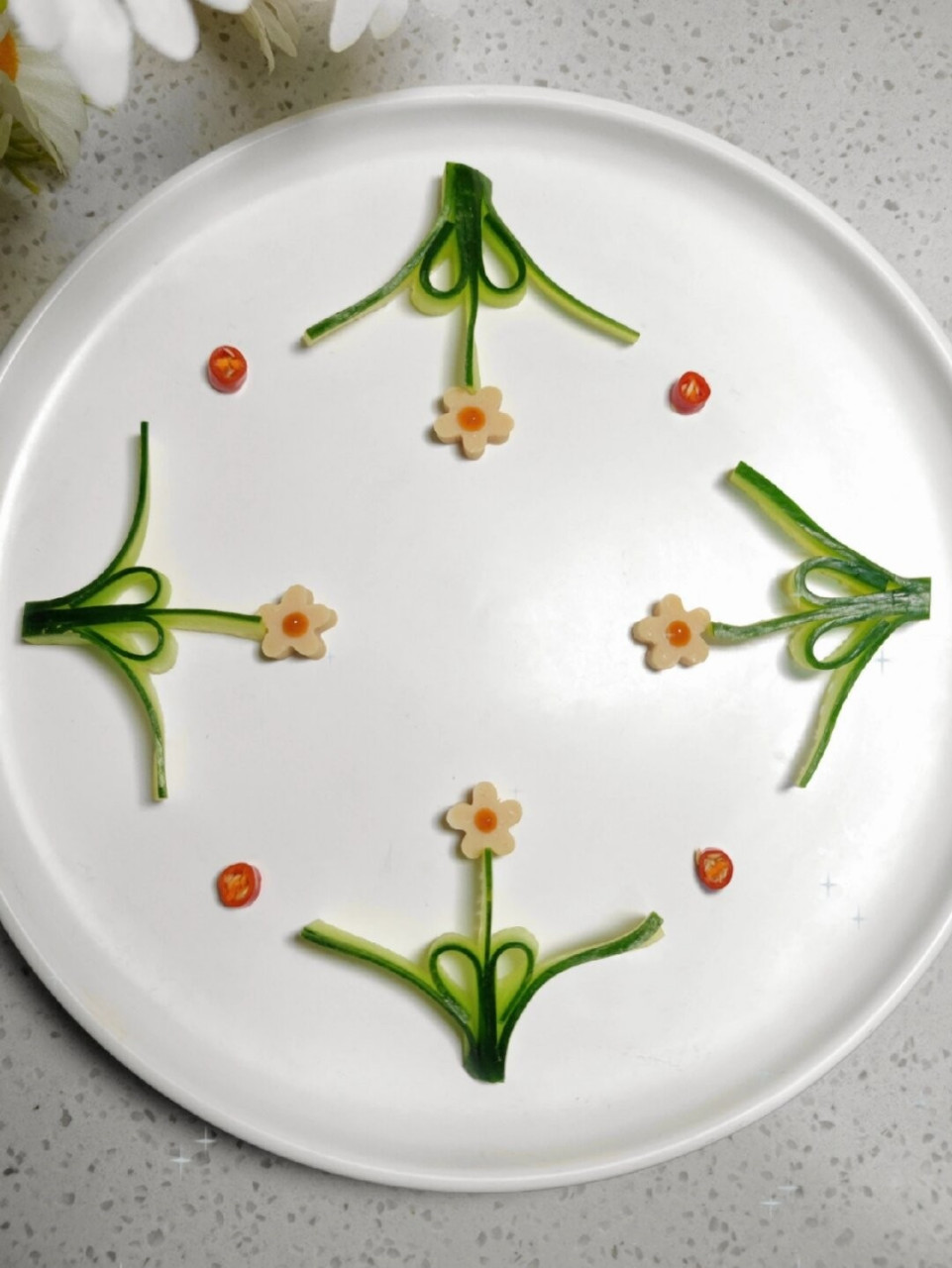 0】压箱底的摆盘装饰  如何创意地用黄瓜进行摆盘装饰?