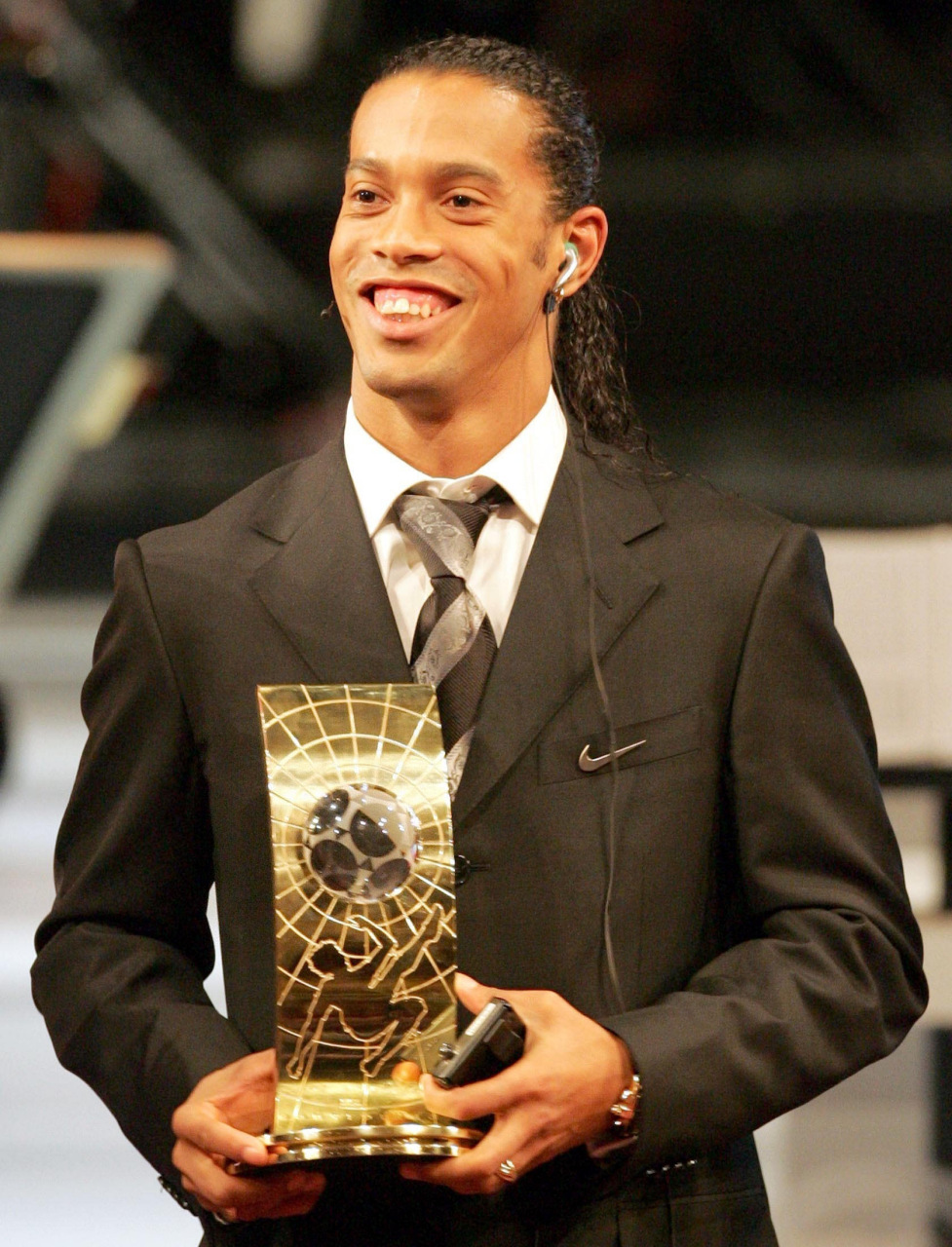 大小罗梅西搭档锋线 近期荷兰球星范迪克接受fifpro采访时,被问到最佳