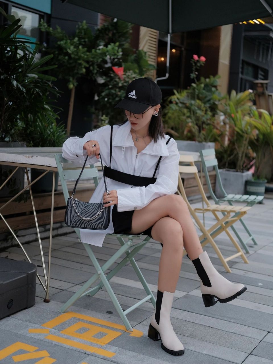 乱穿衣的季节就混搭风吧 白色衬衫的无限可能 上下两头的拉链设计我可