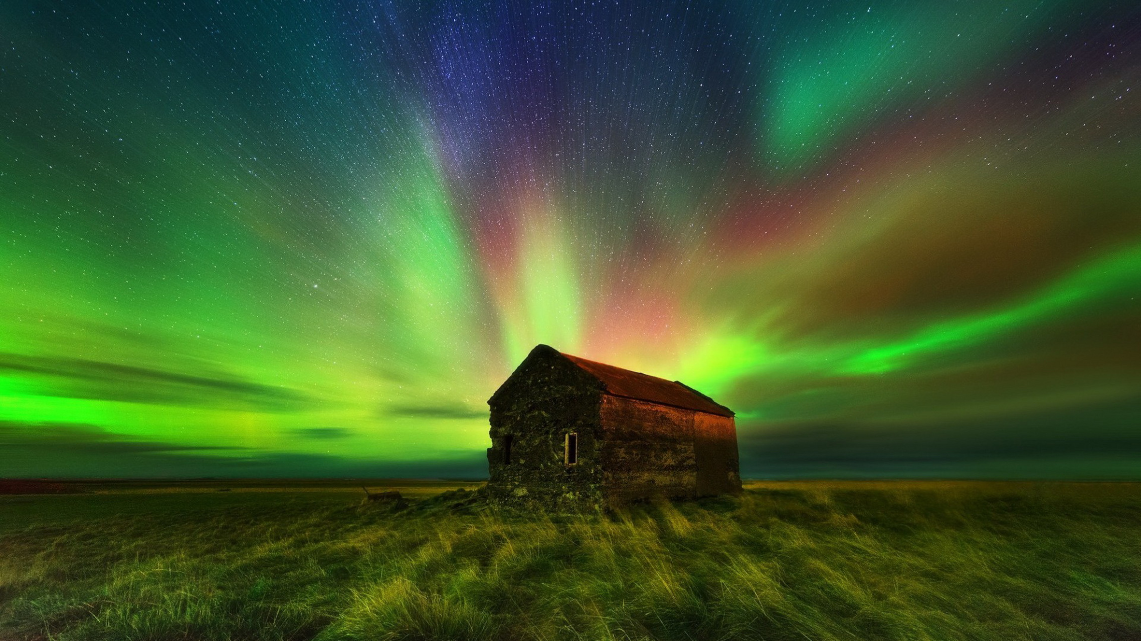 极光是一种壮观的自然光景,主要出现在地球的极地地区,如北极和南极