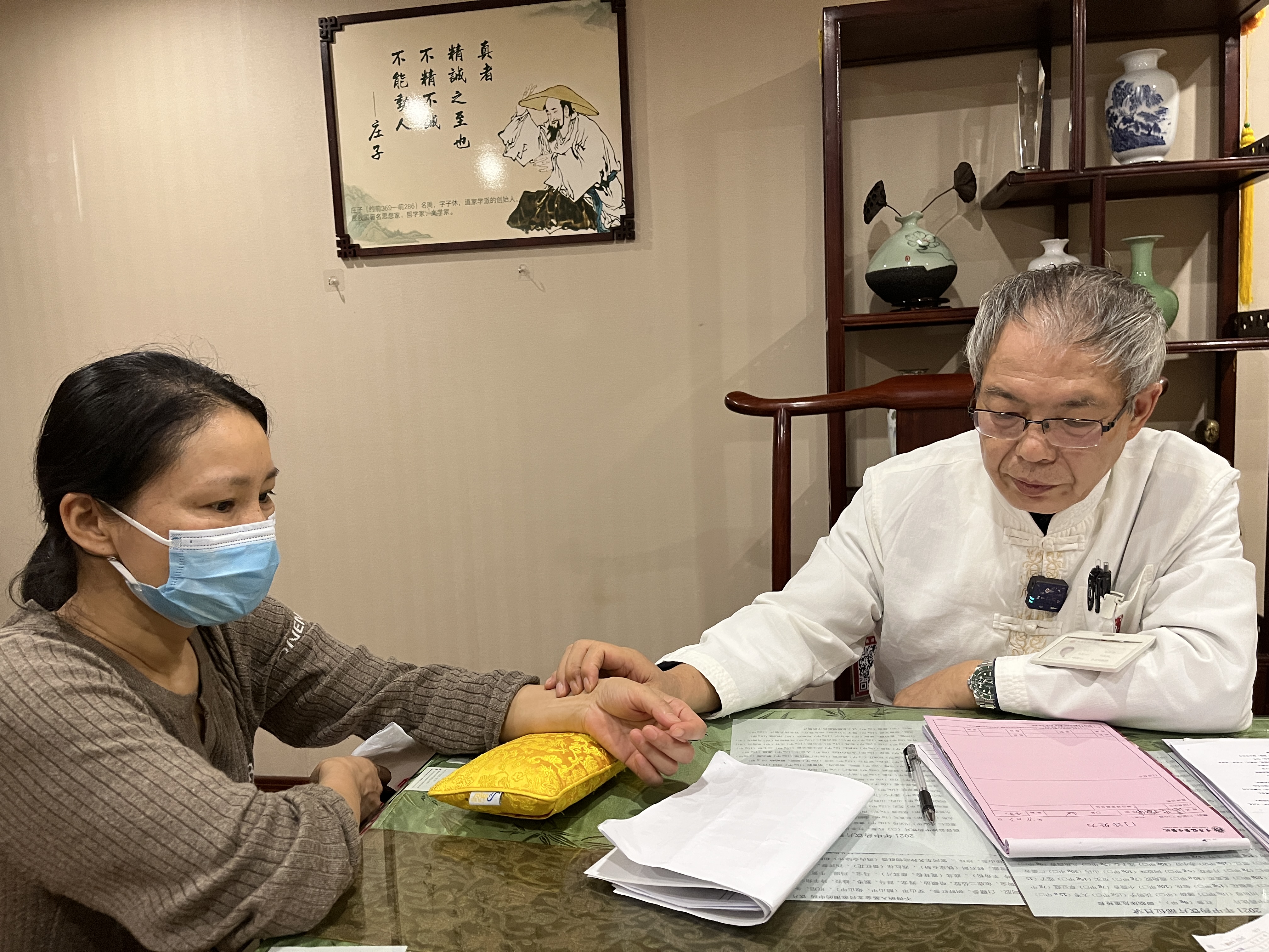 四诊是中医诊断疾病的基本方法,它包括:望诊,闻诊,问诊和切诊四个